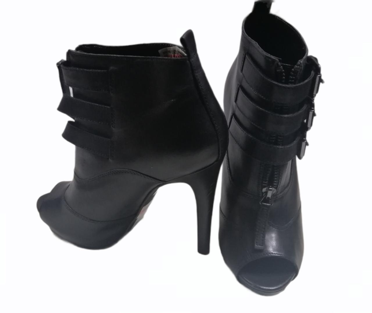 Chaussure à talons en cuir avec boucles