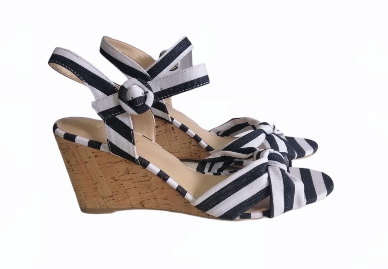 Chaussure ouverte légèrement compensée