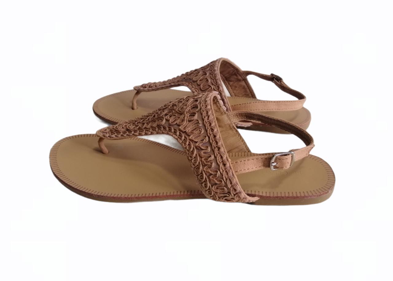 chaussure basse ouverte avec boucle type tongs en cuir