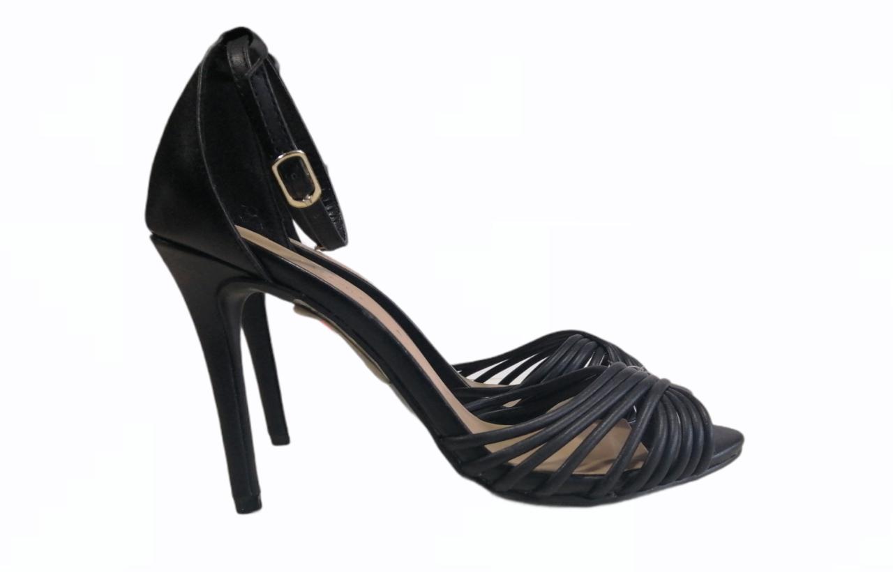 Chaussure à talons avec boucle