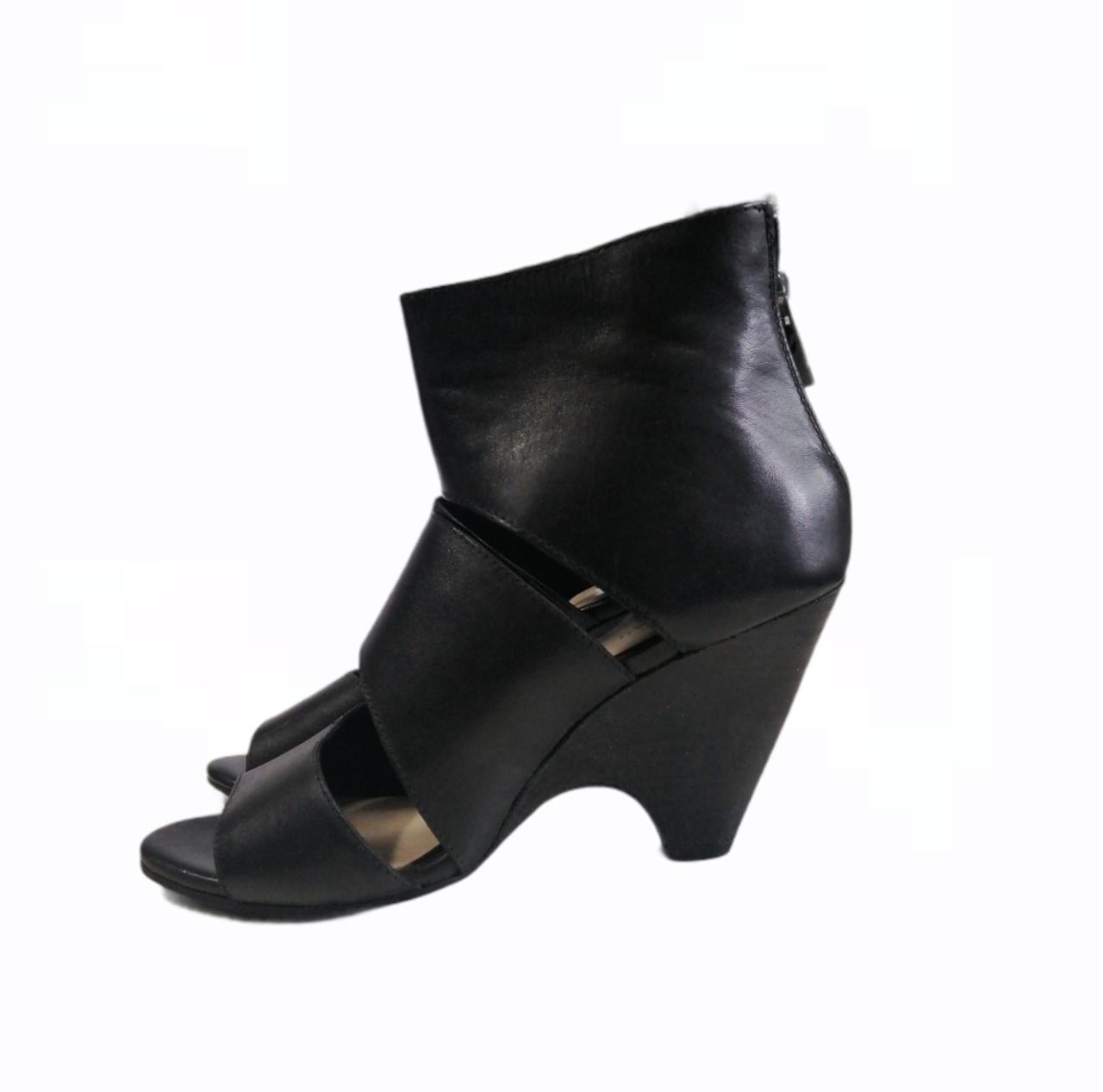 Chaussure montante petits talons en cuir