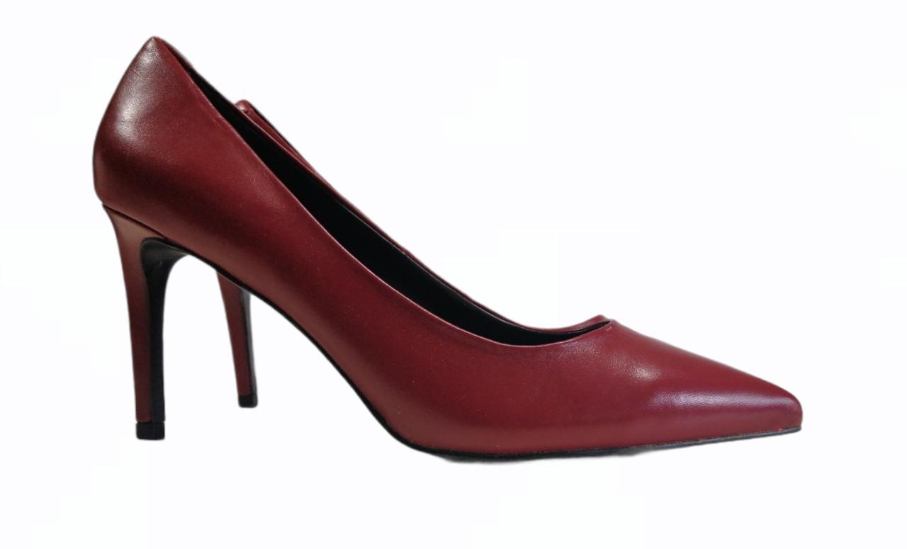 Chaussure à talons rouge foncée en cuir