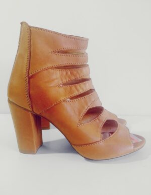 Chaussure talons fermeture à l'arrière peep toe en cuir