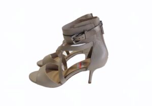 Chaussure ouverte à talons en cuir fermeture en arrière