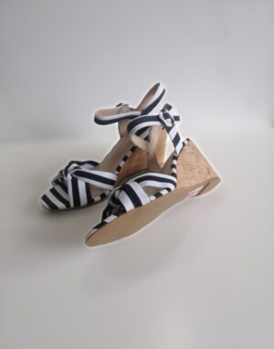 Chaussure chic talons wedge blanche noire
