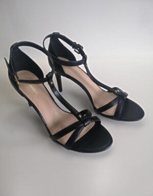 Chaussure ouverte à talons avec boucle noire