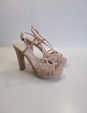 Chaussure à talons légèrement compensée