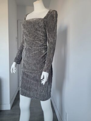 Robe moulée droite longue manches