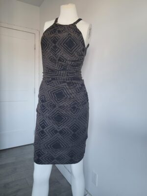 Robe moulée droite sans manches