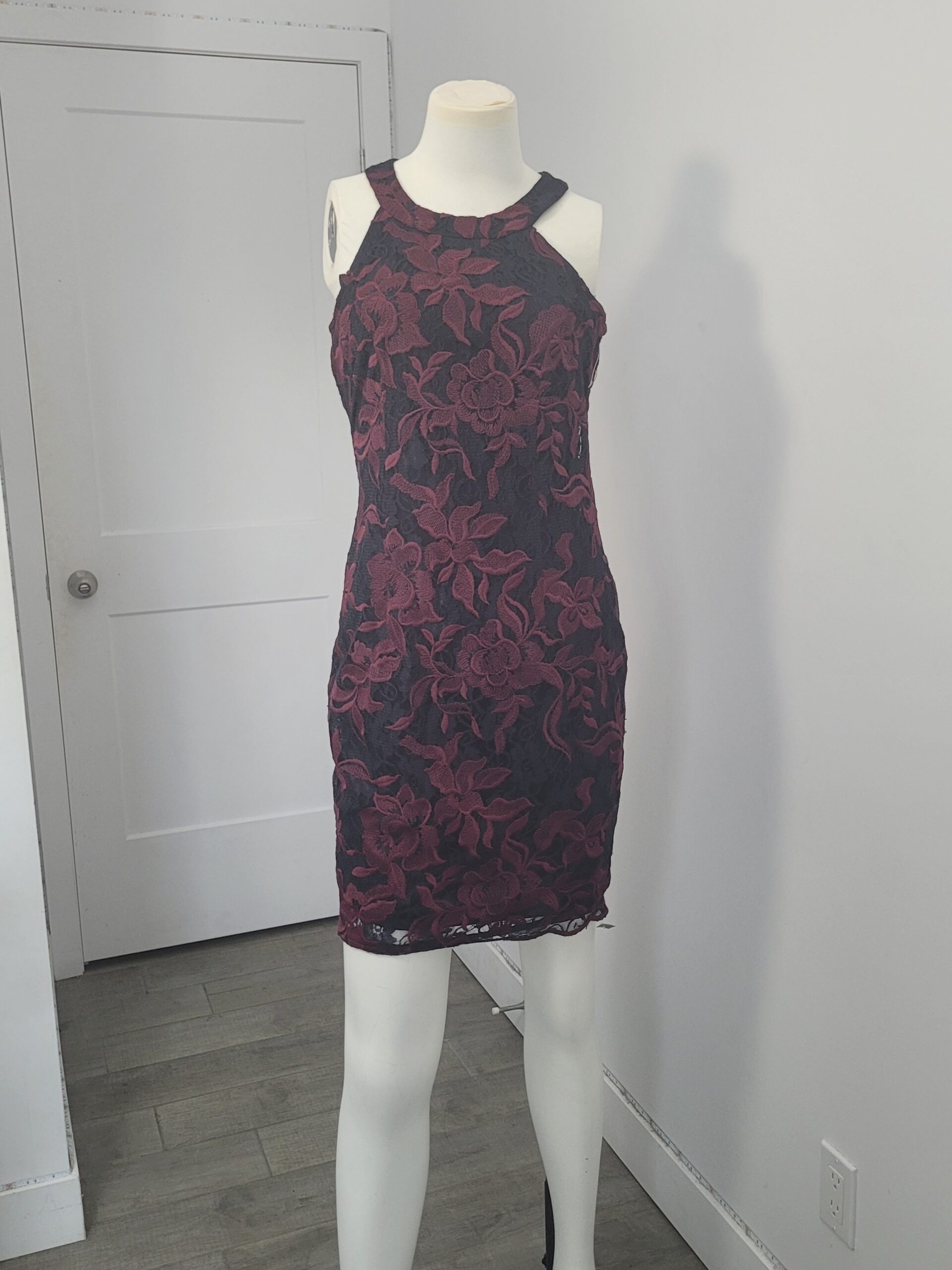 Robe en dentellle brodée droite