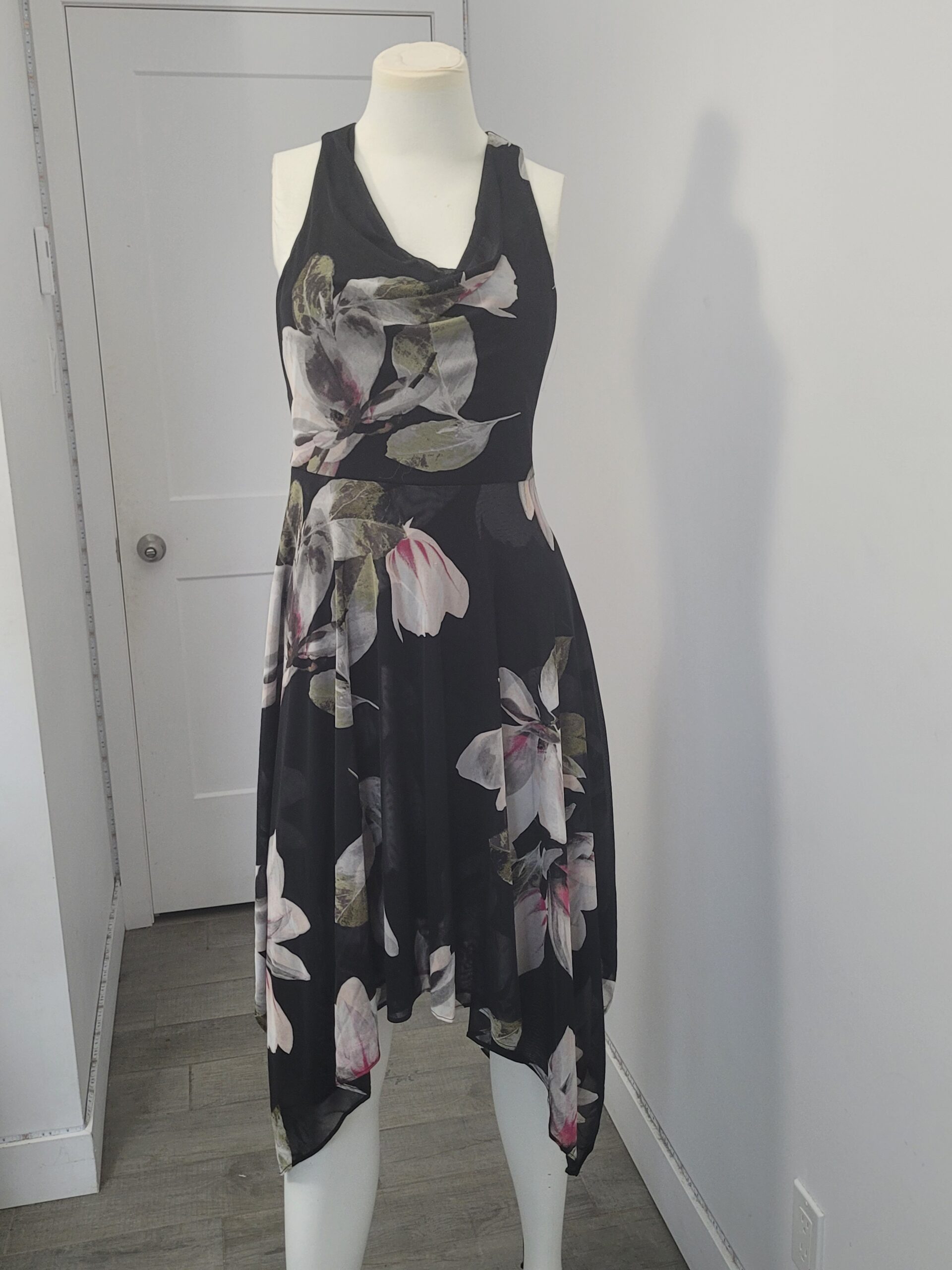 Robe fleurie à col roulé