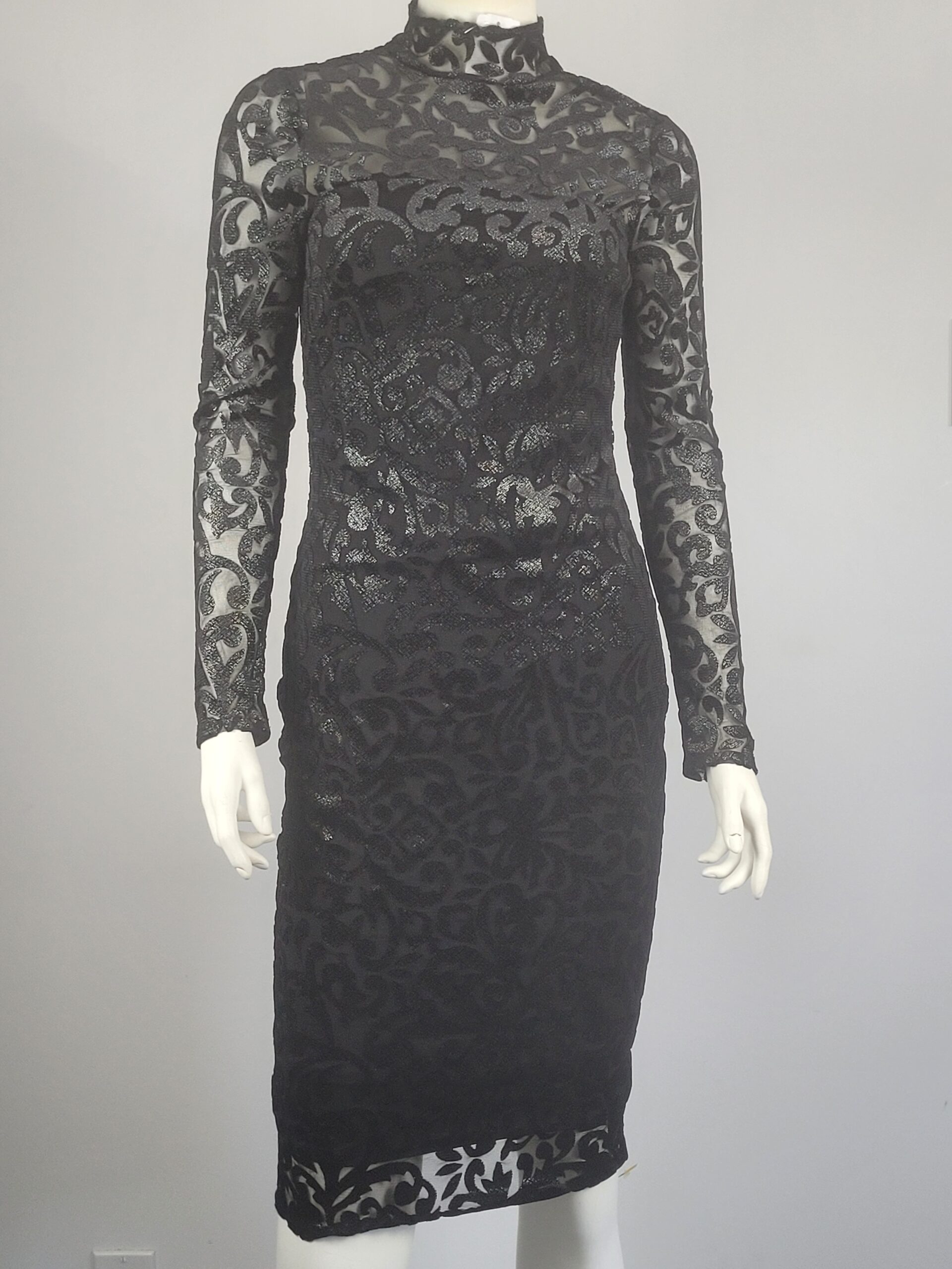 Robe en dentelle manches longues