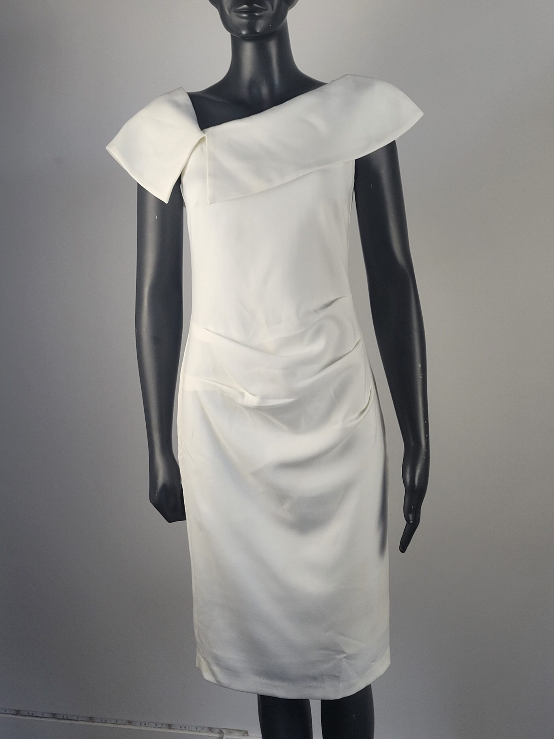 Élégante robe col incliné